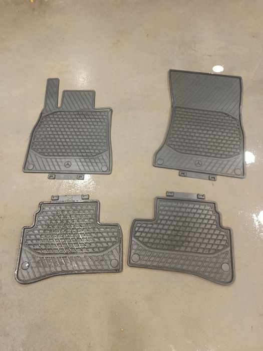 Оригинални гумени стелки за Мерцедес-Бенц S-класа  къса база. Използва