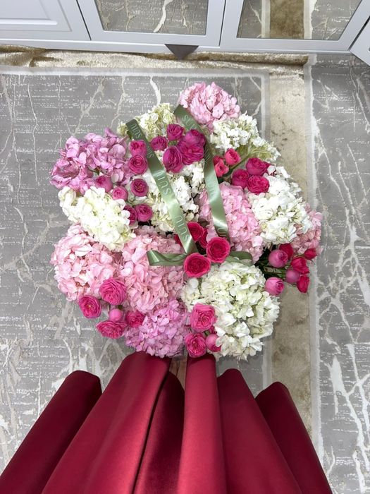 Свежий гортензий и спрей розы