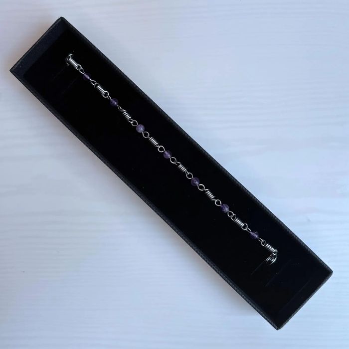 Ръчно изработена гривна с естествени камъни аметист