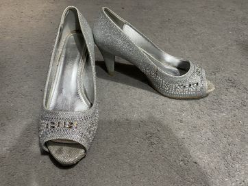 Обещани: Сребърни обувки с ток