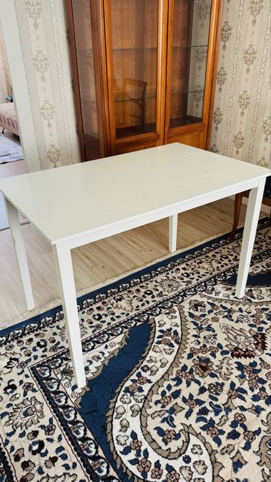 Кухонный стол белый