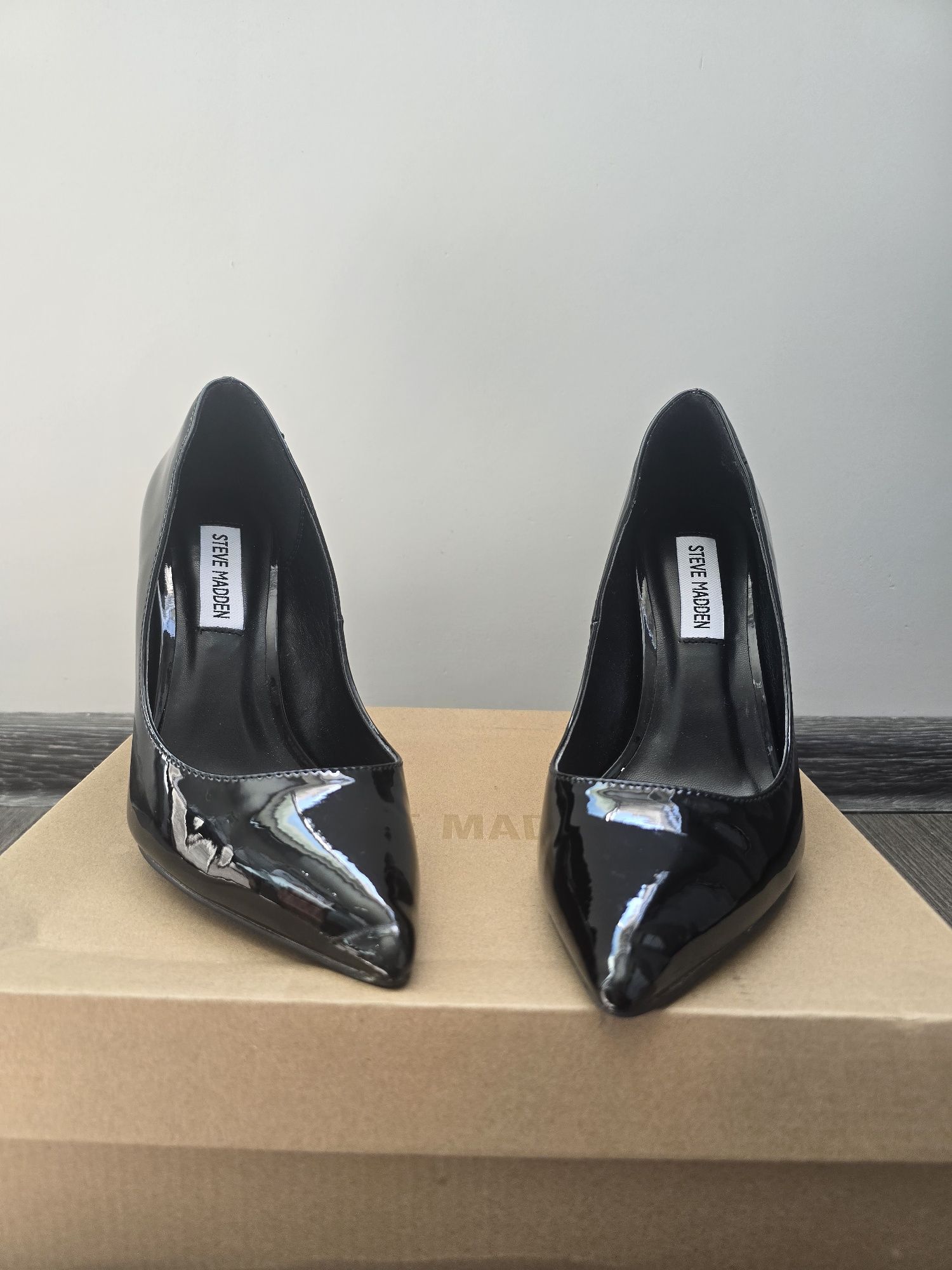 Лачени обувки на ток Steve Madden