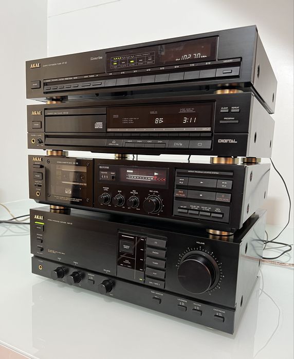 Linie Akai deck GX-32, amplificator AM-32, CD-32, tuner AT-52