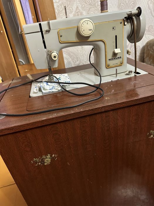 Продам машинку швейную