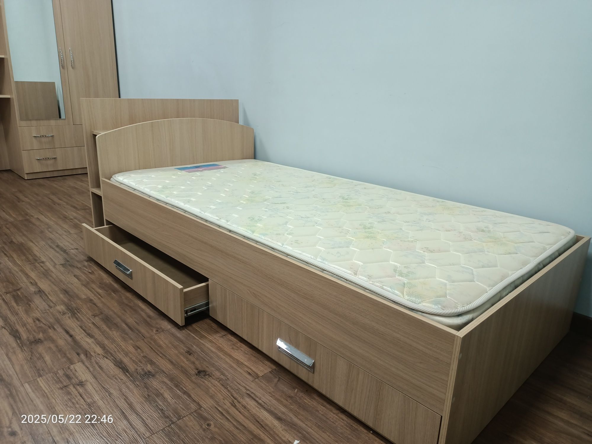 Шкаф для одежды. Стол рабочий кровать