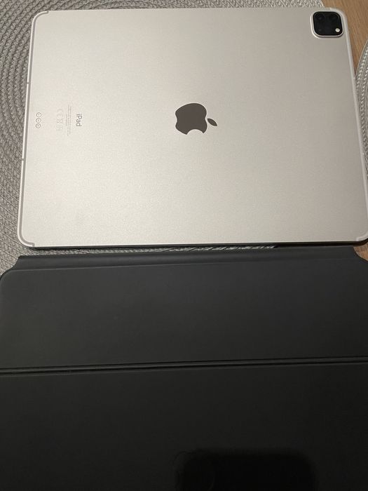 iPad Pro 12.9-inch (5th Generation) Wi-Fi+Cellular and Keyboard