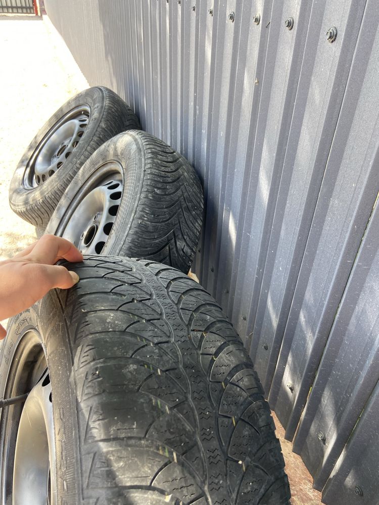 Vând jante 195/65 R15 cu anvelope de iarnă