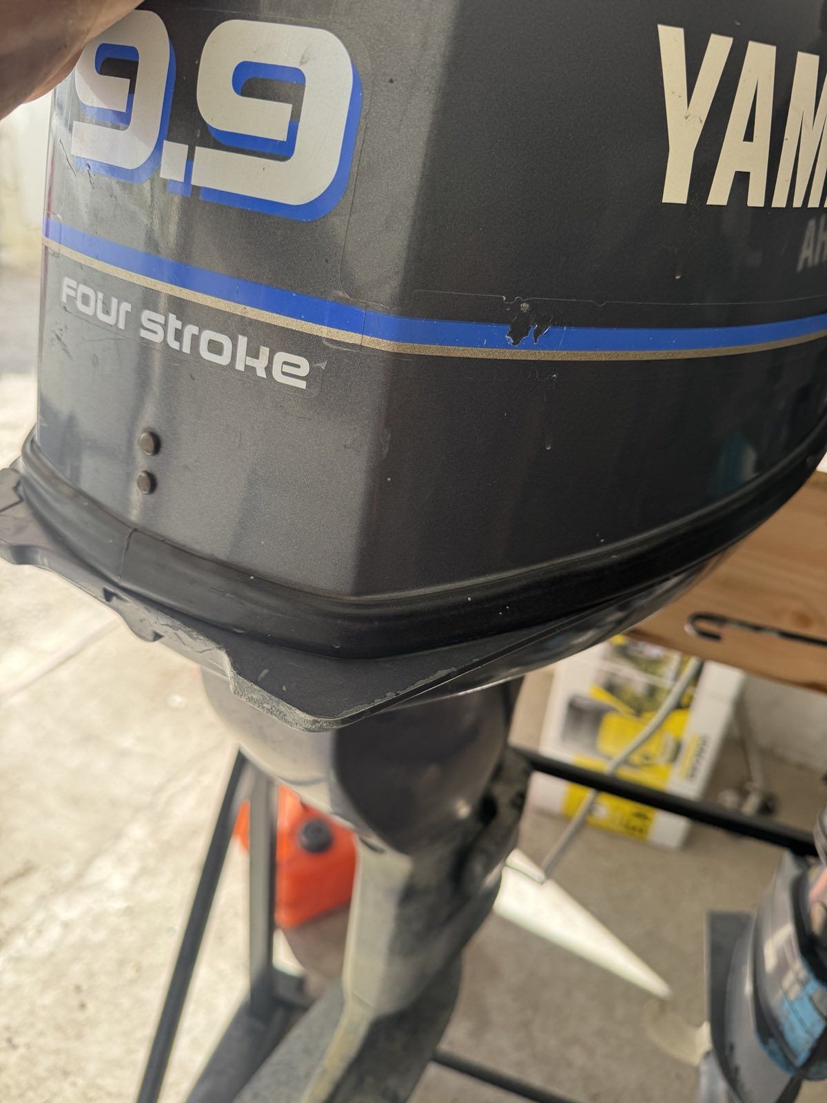 Продавам извънбордов двигател Yamaha 9.9 к.с и 4 к.с