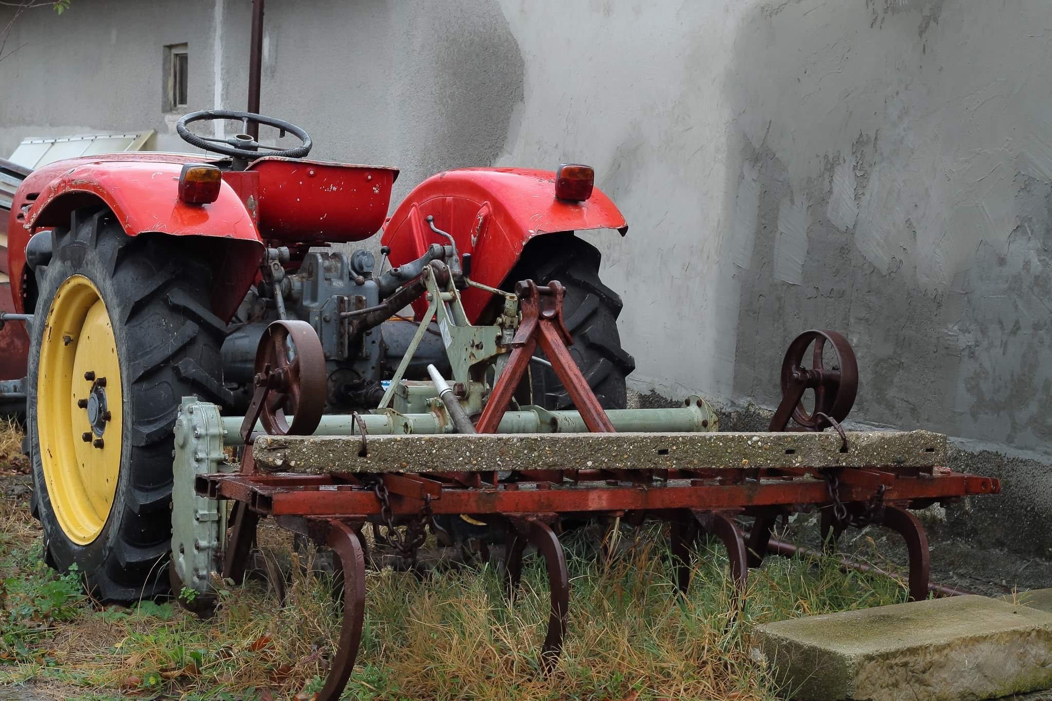 Трактор Steyr с култиватор и фреза
