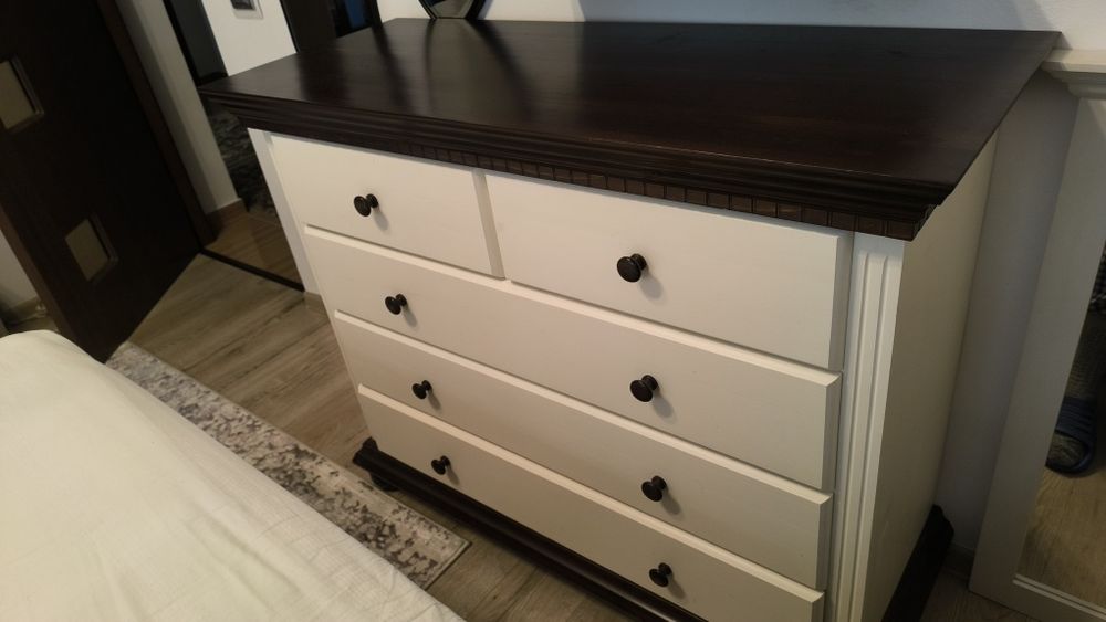 Comoda dormitor lemn masiv alb cu maro