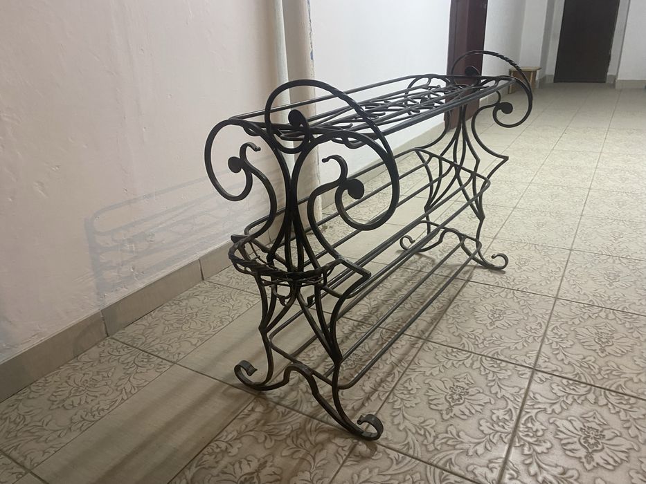 Кованная обувница