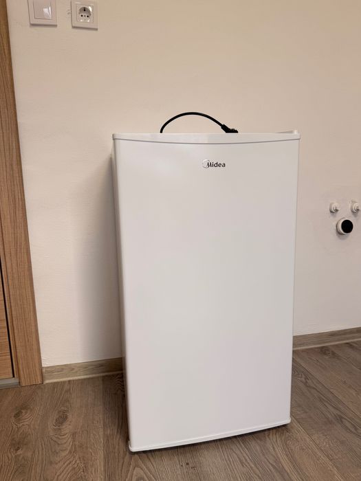 Малък хладилник Midea