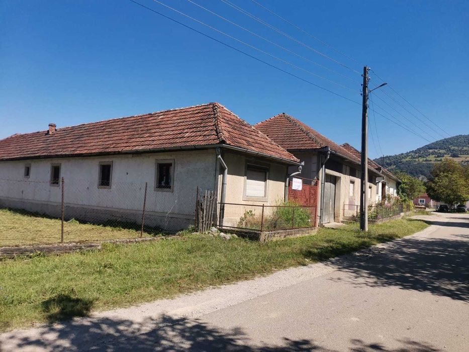 SE VINDE URGENT! Casa, anexe si anexe gospodaresti