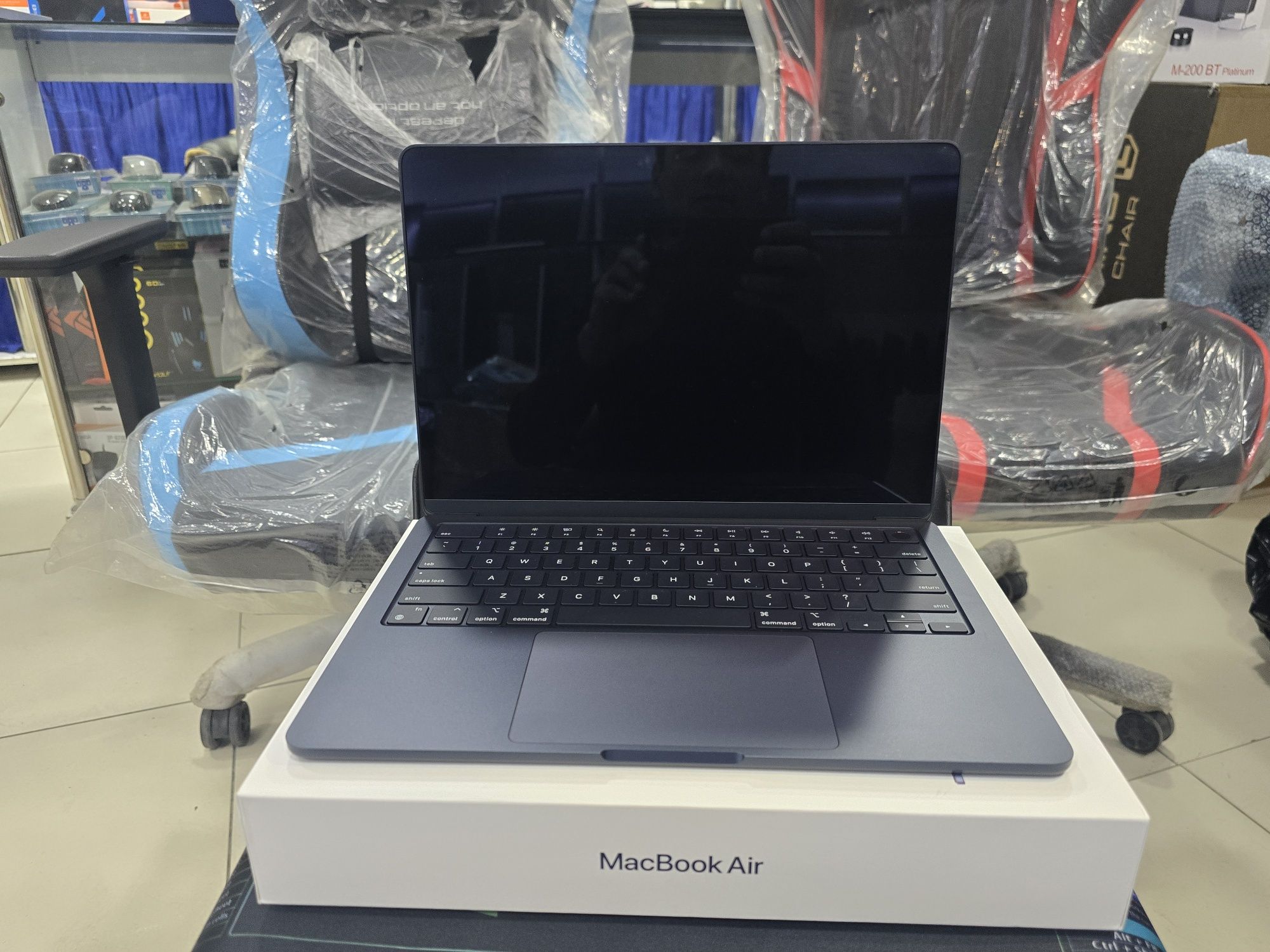 Macbook Air M2 chip 13.6 inch