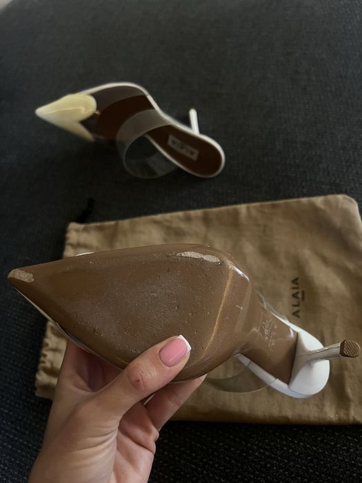 Обувки Alaia.               .