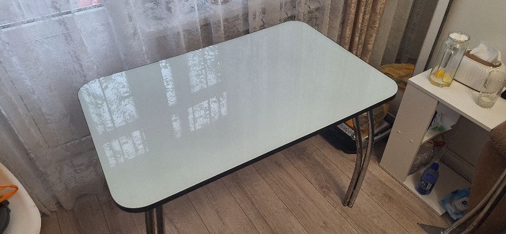 Стол кухонный, в отличном состоянии