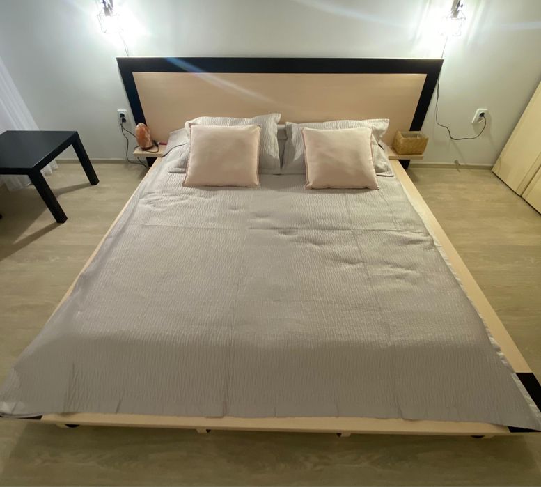 Продам двуспальную кровать в отличном состоянии.