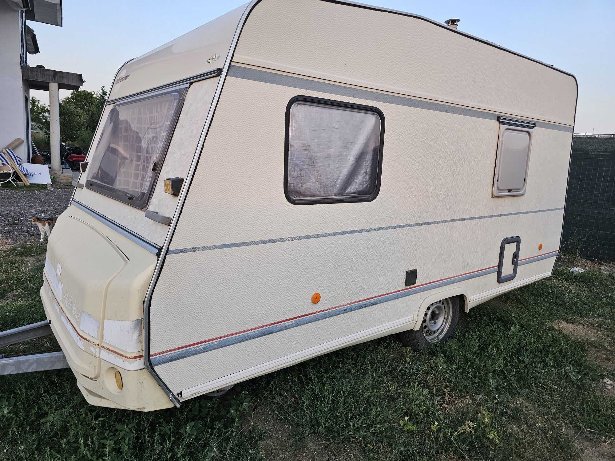 Rulota Burstner 4.2m cu cort si 4 locuri dormit