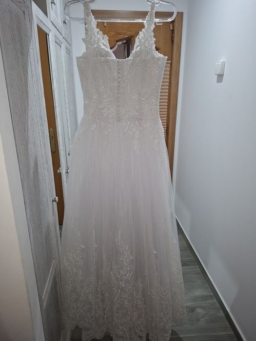 Vând rochie de mireasa+ crinolina 3 cercuri