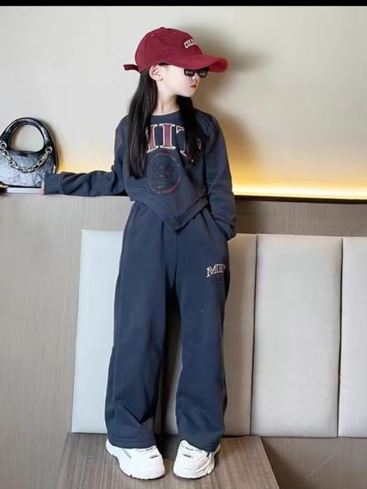 Продам новый спортивный костюм на девочку 7-8 лет