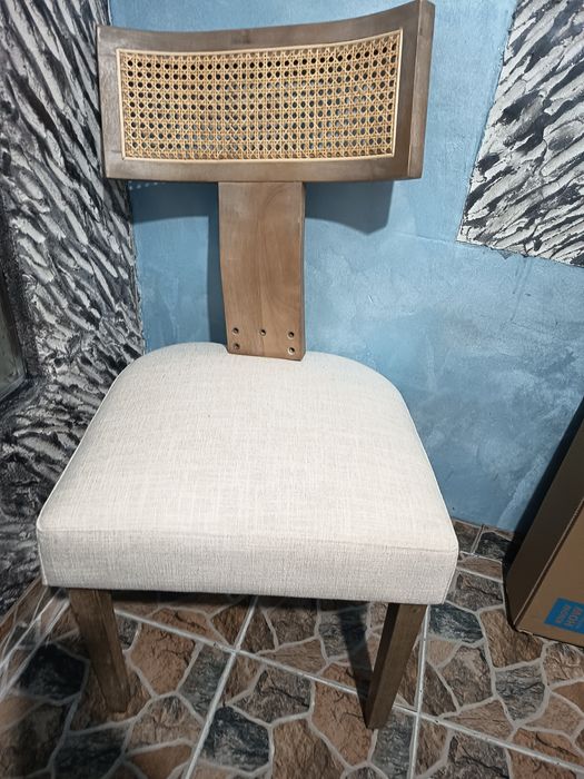 Vând scaun cu spătar din lemn