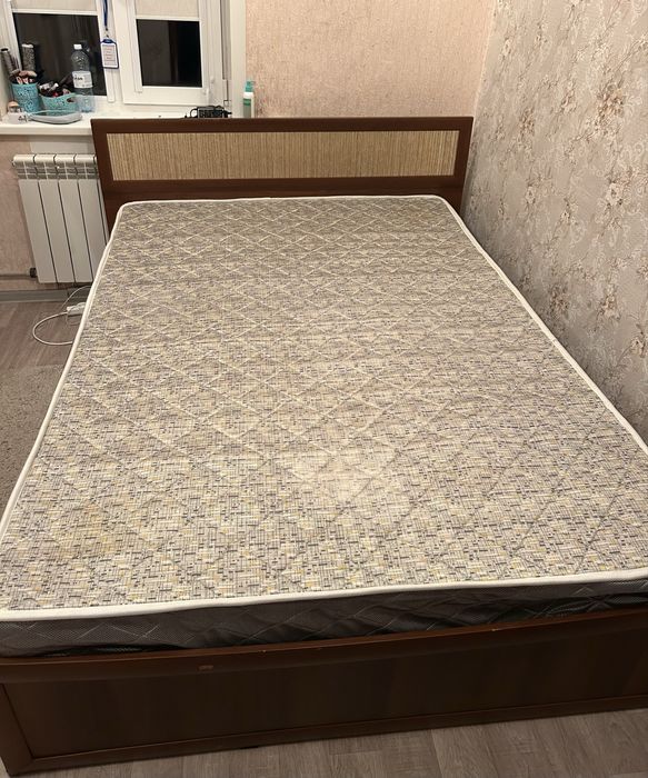 Продам двухспальную кровать с новым матрасом