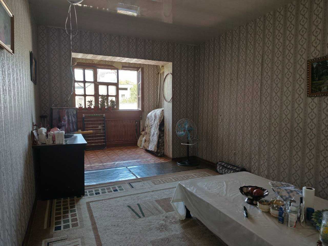 Продам 3-х комнатную на Новомосковской.77 серия 3/4/4