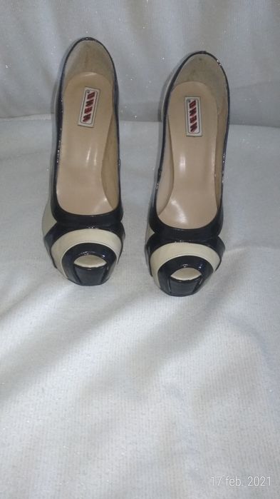 Pantofi din lac negru cu bej