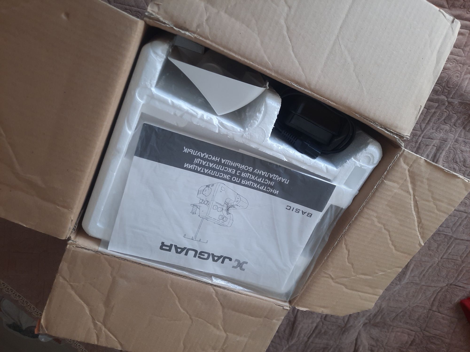 Продам оверлок Ягуар 880д