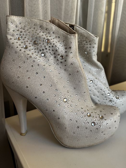Ботильоны белые нарядные с камнями