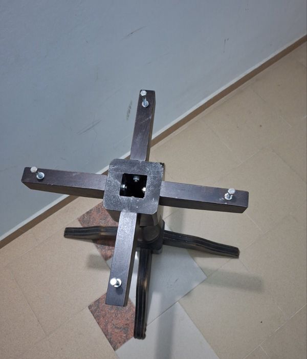 Продавам кръгла дървена маса