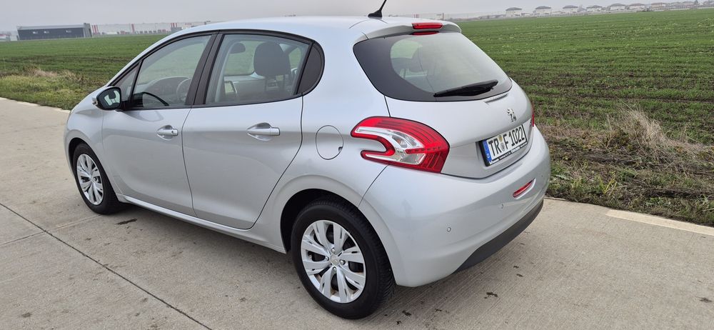 Vând Peugeot 208