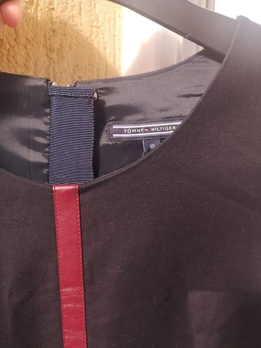 Рокля Tommy Hilfiger офис стил без ръкав с етикет