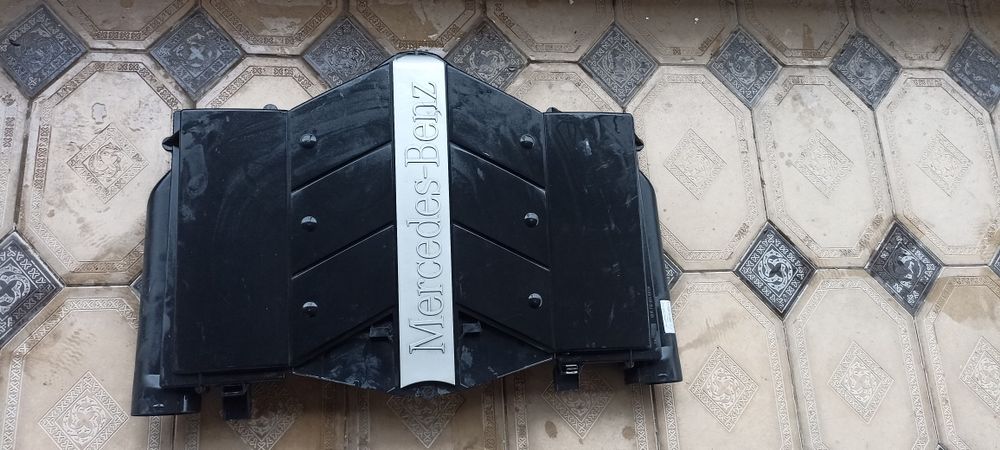 Кришка на двигатель Мерседес