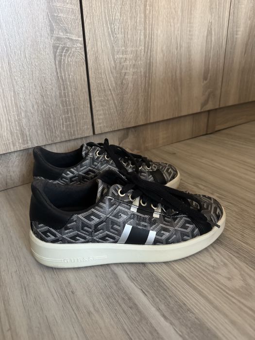Черни обувки Guess