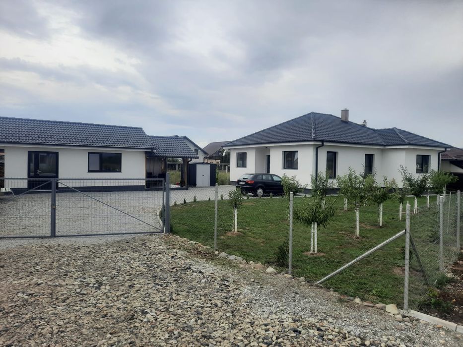 Vând poartă de gradina și 80 m plasa de gard împletită din sarma zinca