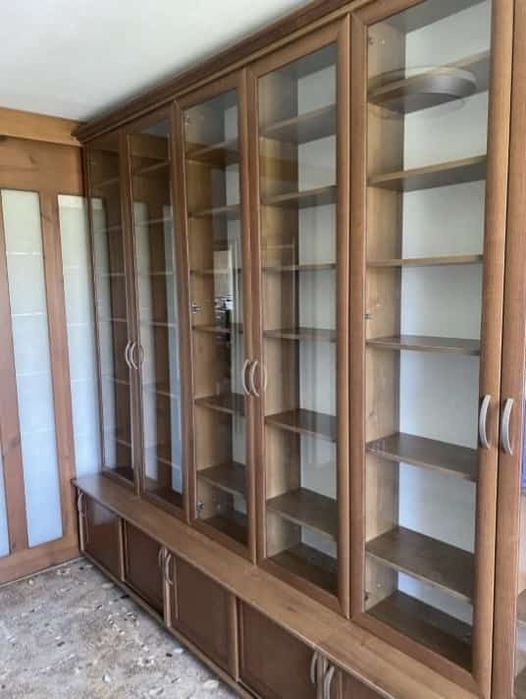 Шкаф книжный, стеклянные дверцы, все полки на месте