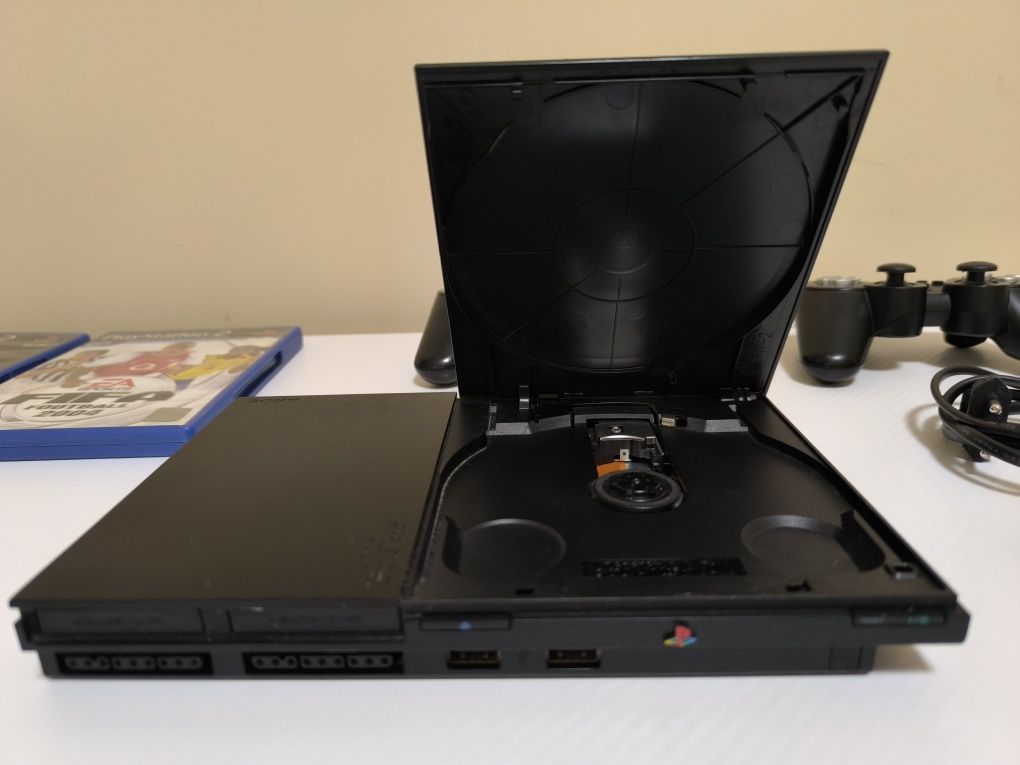 Playstation 2 / Два контролера / Две игри / Перфектно състояние!