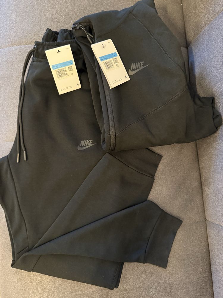 Trening Nike Tech Fleece - Mărimea M - Nou, Nepurtat