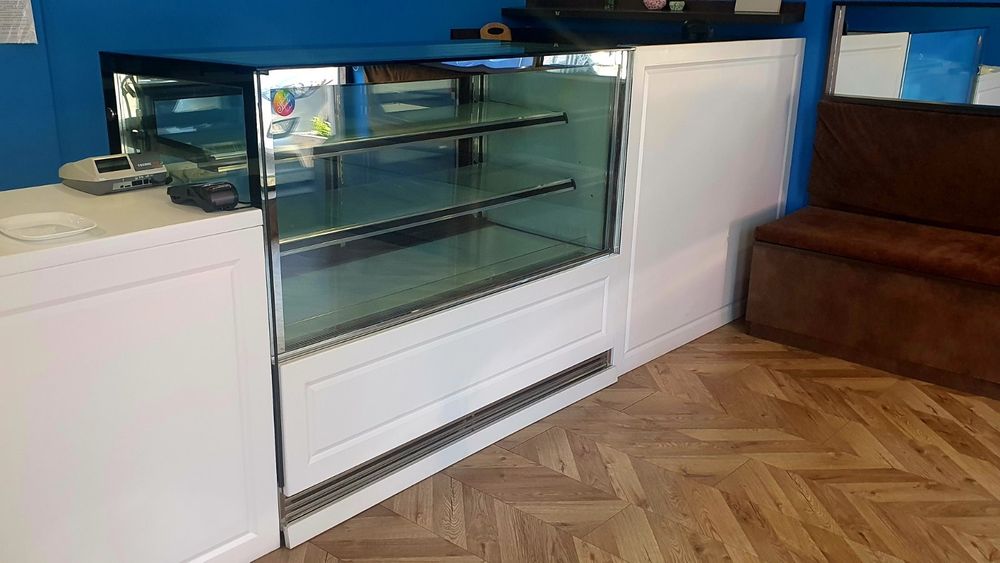 Хладилна сладкарска витрина