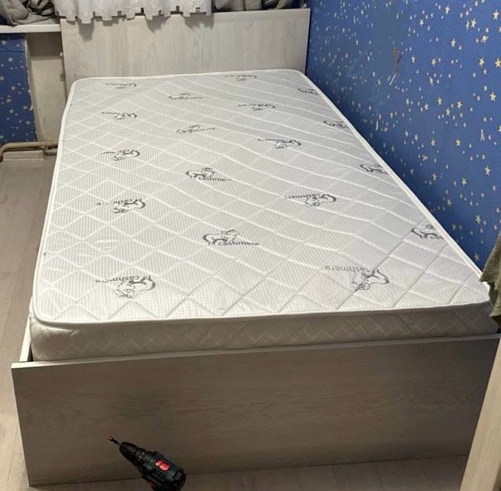 Продам кровать с матрасом полуторка