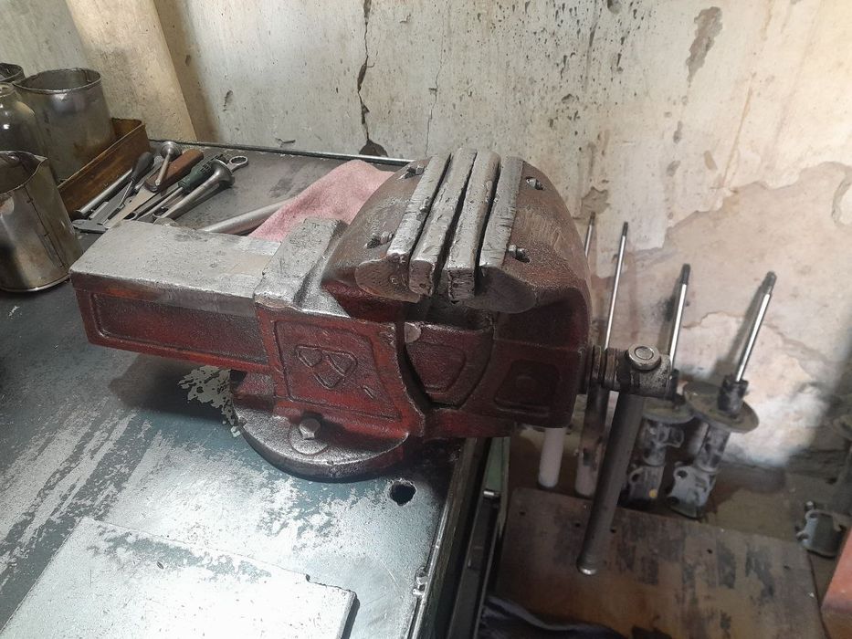 Стол верстак и тиски