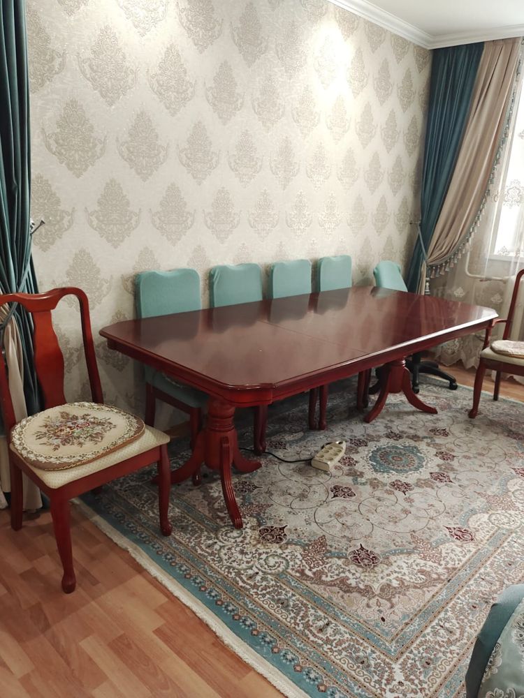Стол со стульями