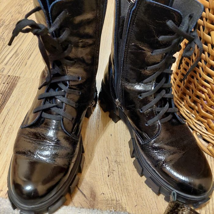 Боти от естествен лак