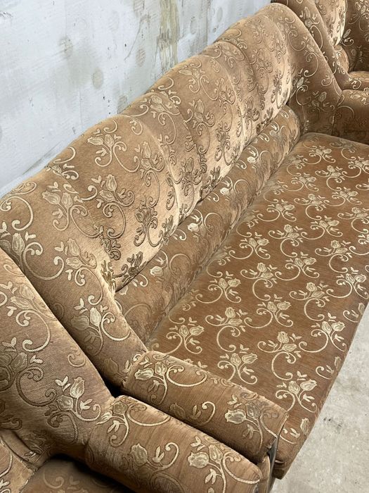 Продается диван в хорошем состаяний