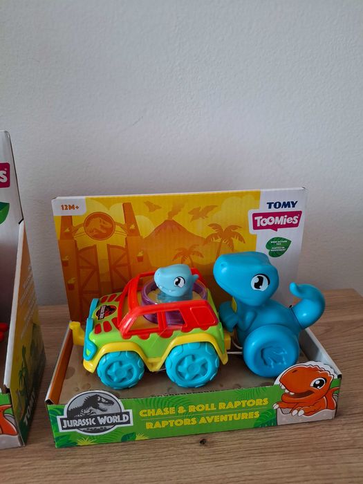 Vand lot cu 2 jucarii de la Tomy- Jurassic Wold