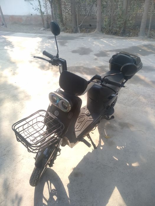 Skuter sotiladi xolati yangi ko‘p yurmagan zaryadi 50 klamet yuradi