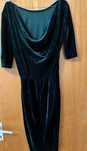 Rochie catifea verde inchis detaliu lant la spate