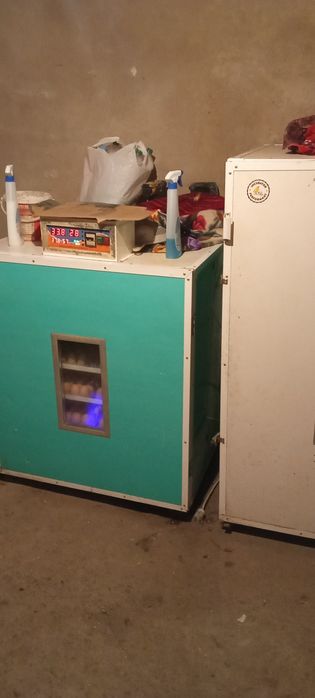 De vânzare două incubatoare