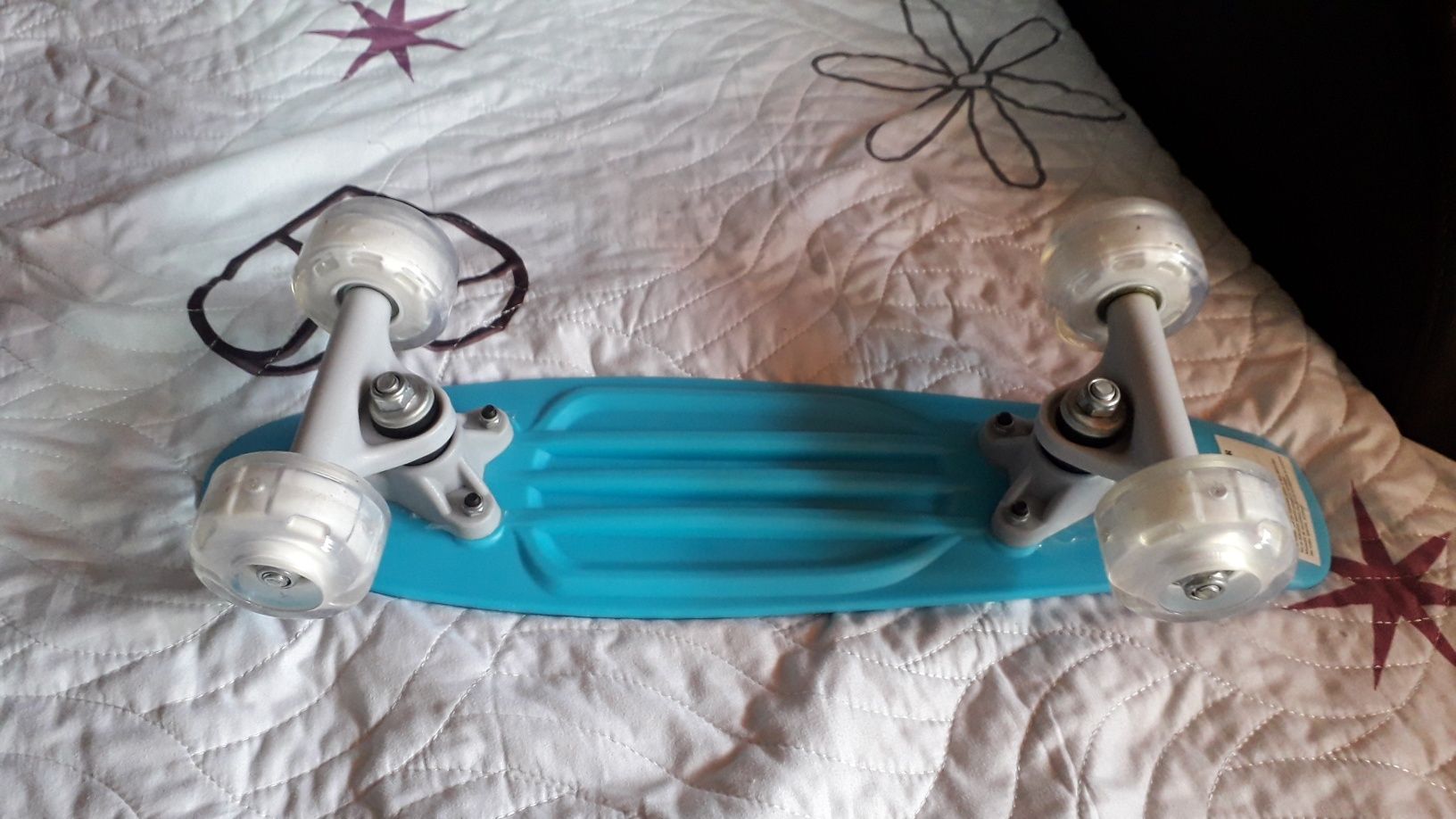 Skateboard penny board cu leduri in roti